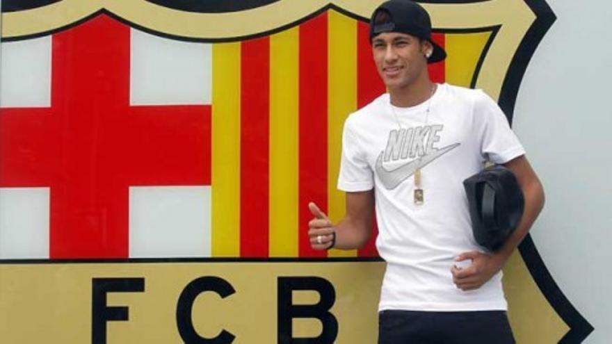 Neymar posa junto al escudo del Barça