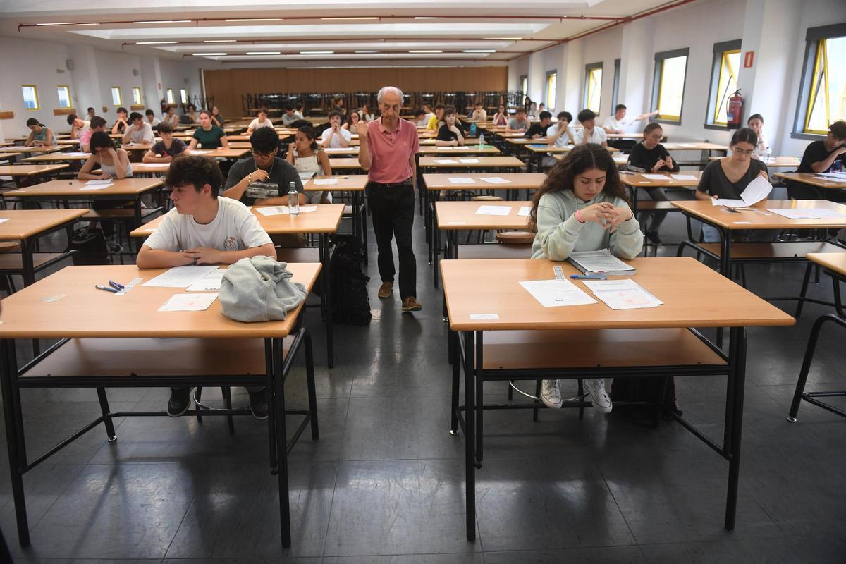 Estudiantes realizan las pruebas de acceso a la Universidad.