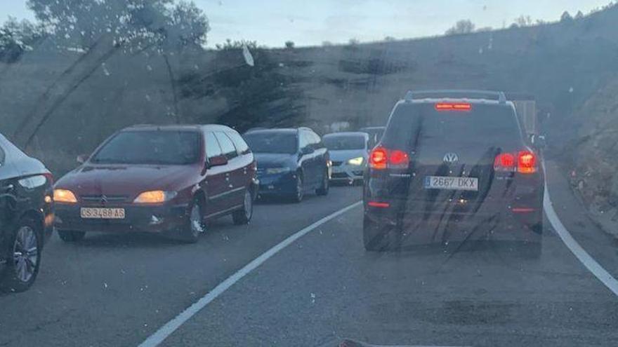 El accidente de un camión en el Coll de Ares provoca retenciones en la CV-15