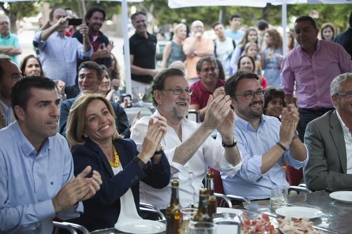 17/06/2016.Mariano Rajoy, presidente del Gobierno en funciones, ve el partido España-Turquía de la Eurocopa en Café Atlántico..Santa Cruz