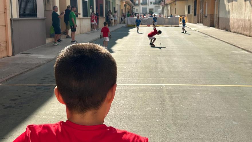 Escolares en una competición de Pilota a l'Escola.