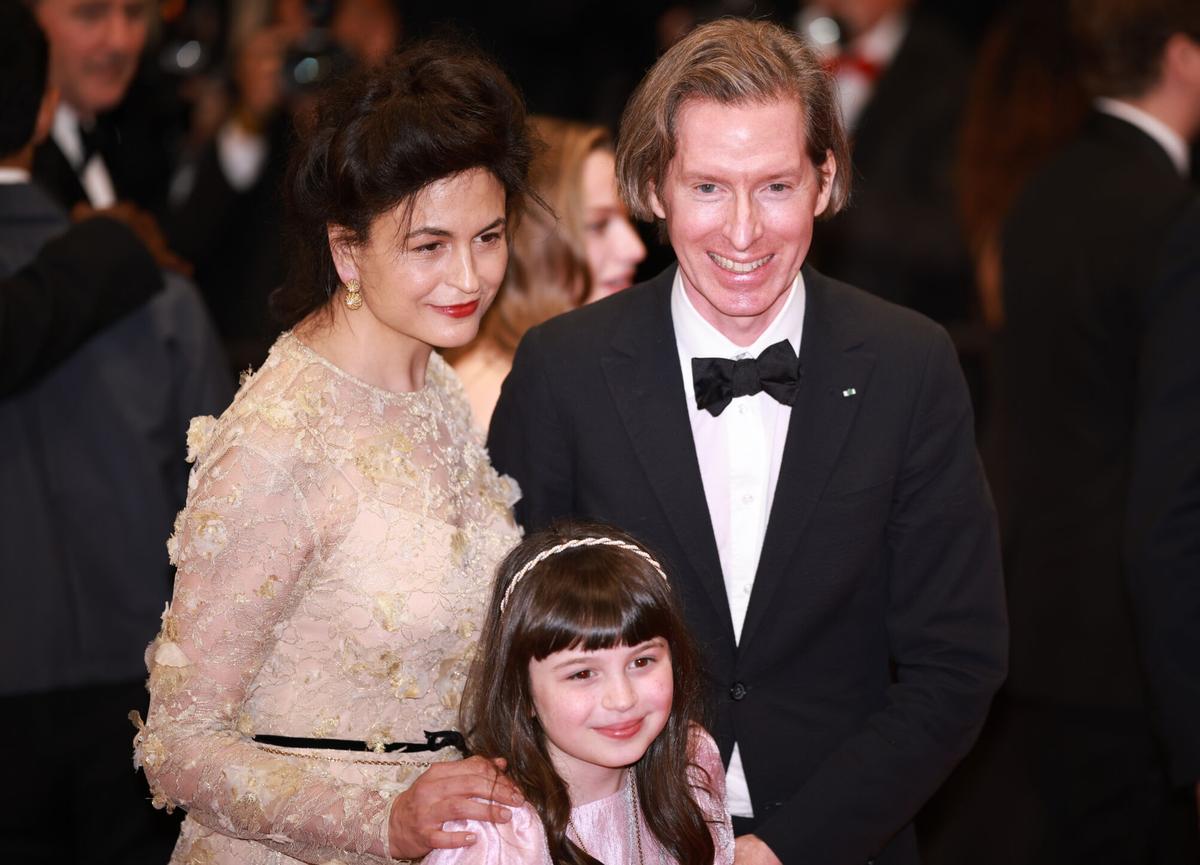 El director Wes Anderson con su familia: Juman Malouf y su hija Freya.