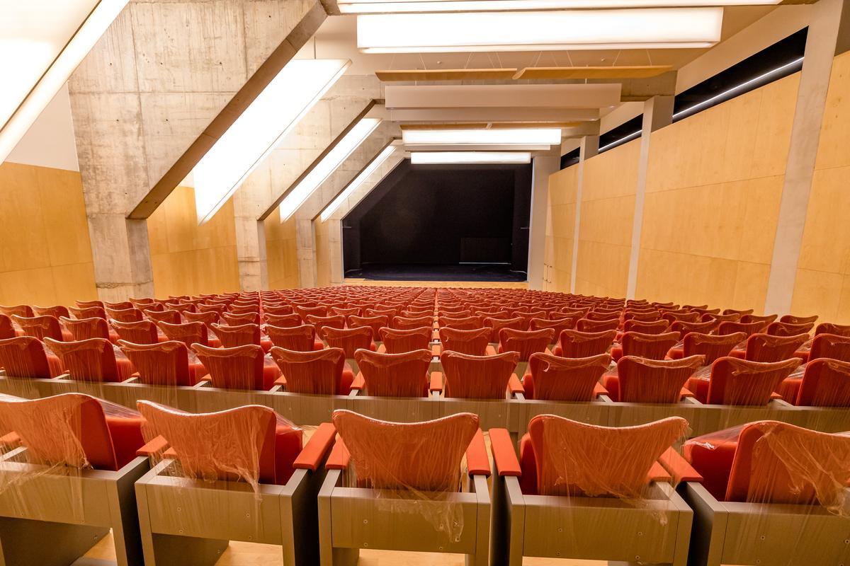 Los centros de estudios profesionales de Música y Danza estrenan por fin su nueva sede en la avenida de Europa tras más de una década de espera. El Ayuntamiento ultima los trabajos para amueblar y equipar el edificio en tiempo récord