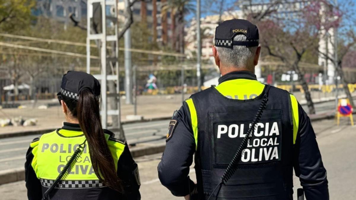Agentes de la Policía Local de Oliva, de servicio por la ciudad