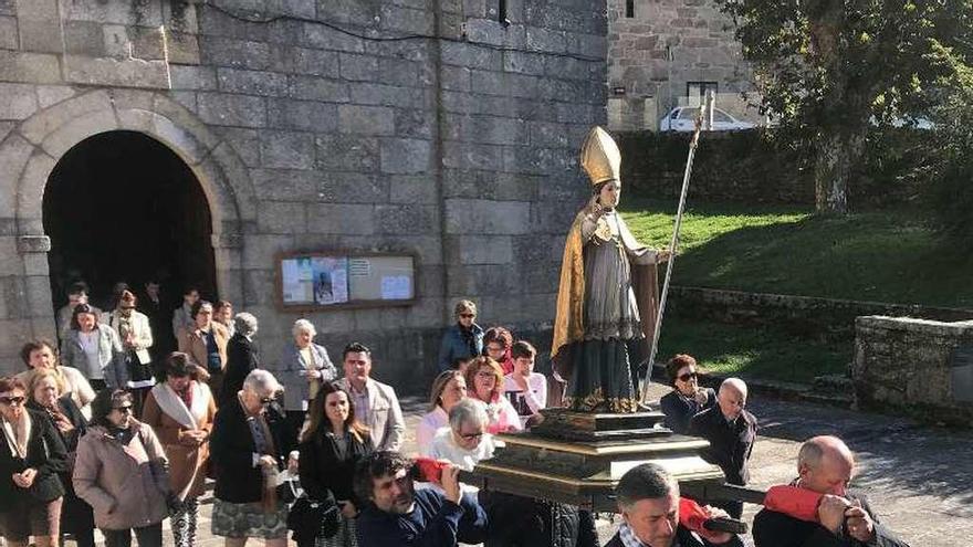 La salida de misa en procesión. // Muñiz