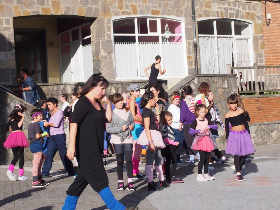 Carbayín Bajo baila con el colectivo "La xata la rifa"