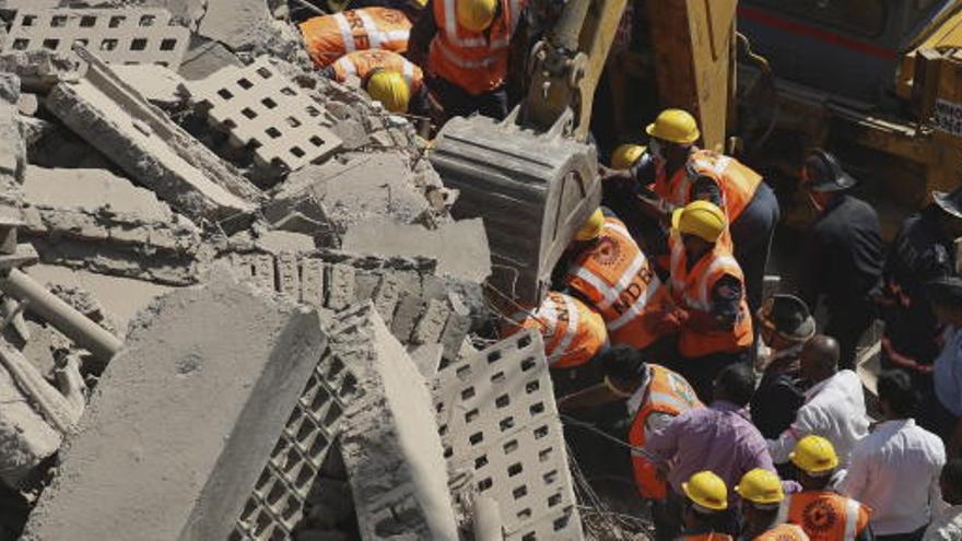 Trabajos de rescate tras el derrumbamiento en Bombay