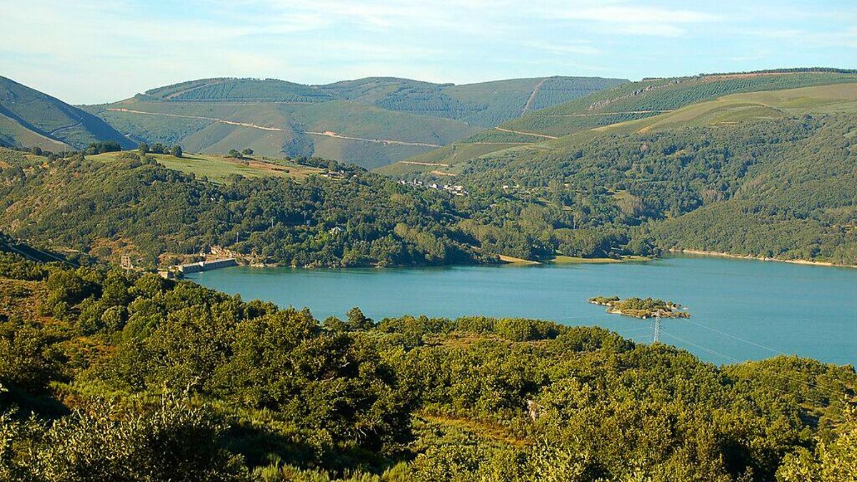 El pueblo más grande de Ourense: una joya desconocida con una casa inspirada en Gaudí y el pico más alto de Galicia