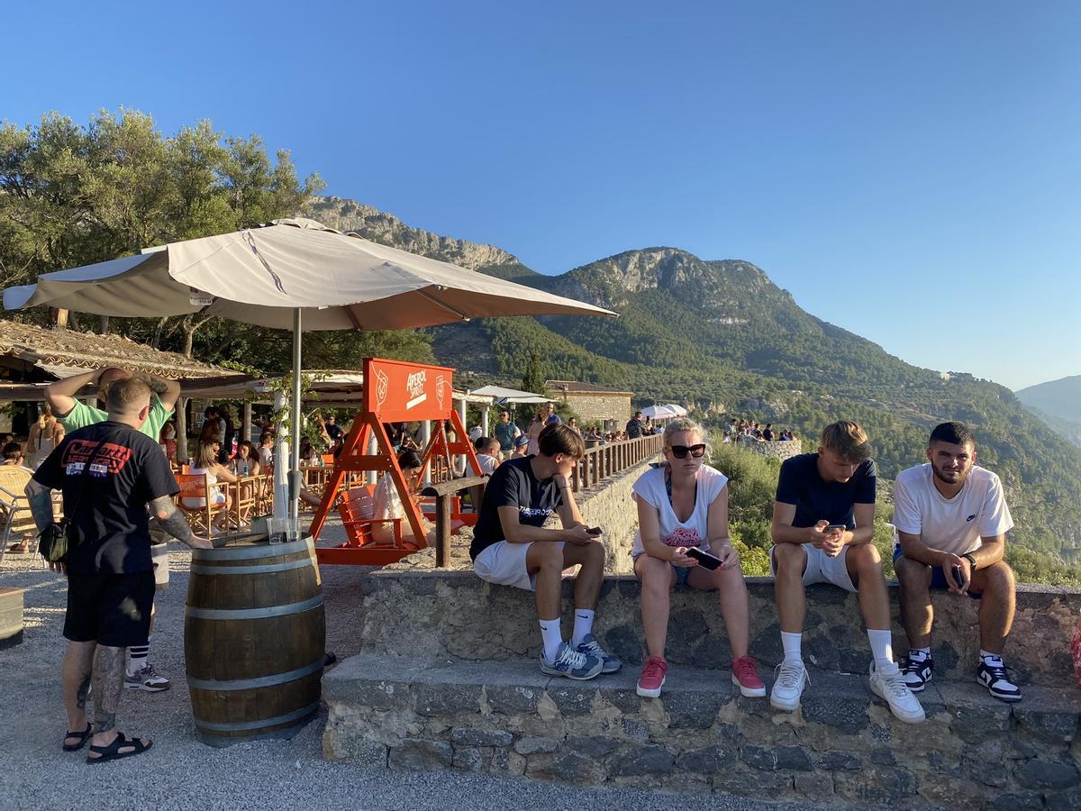 Manche sitzen geduldig auf der Mauer und warten auf den Sonnenuntergang