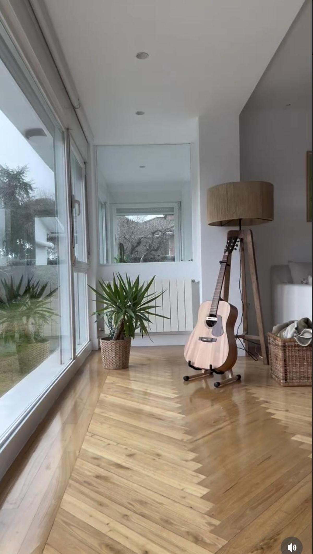 Los grandes ventanales en la casa de Dani Fernández permiten la entrada de luz natural