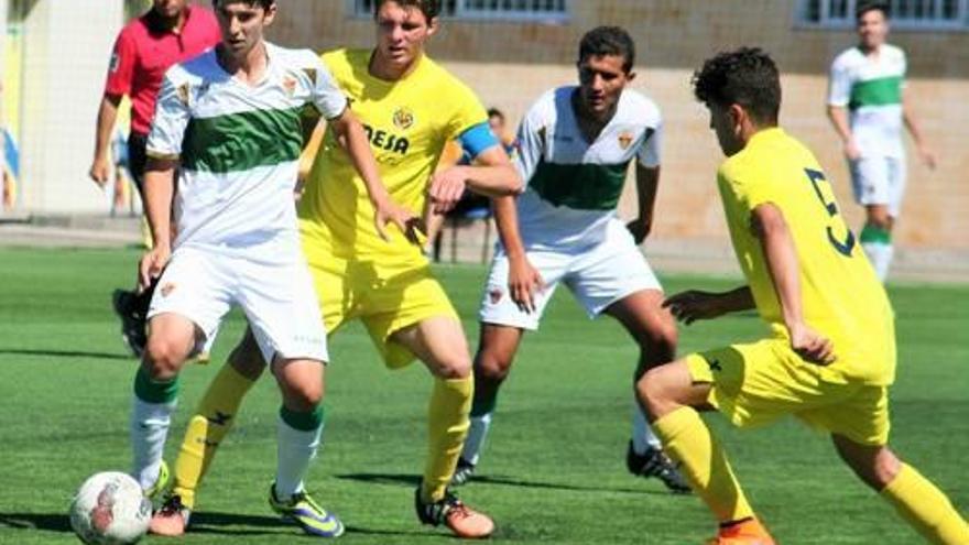 Sergio Bellido y Joan Salvá presionan al delantero Alejandro Tarí, del juvenil B del Elche, el sábado.