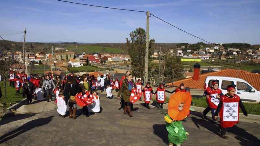 Desfile de alumnos, profesores y padres por una calle de la villa de Alcañices.