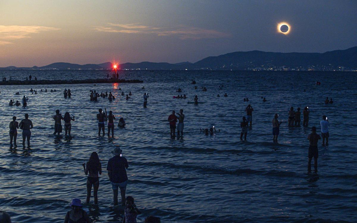 Las imágenes del eclipse del siglo en Mallorca (Playa de Palma)