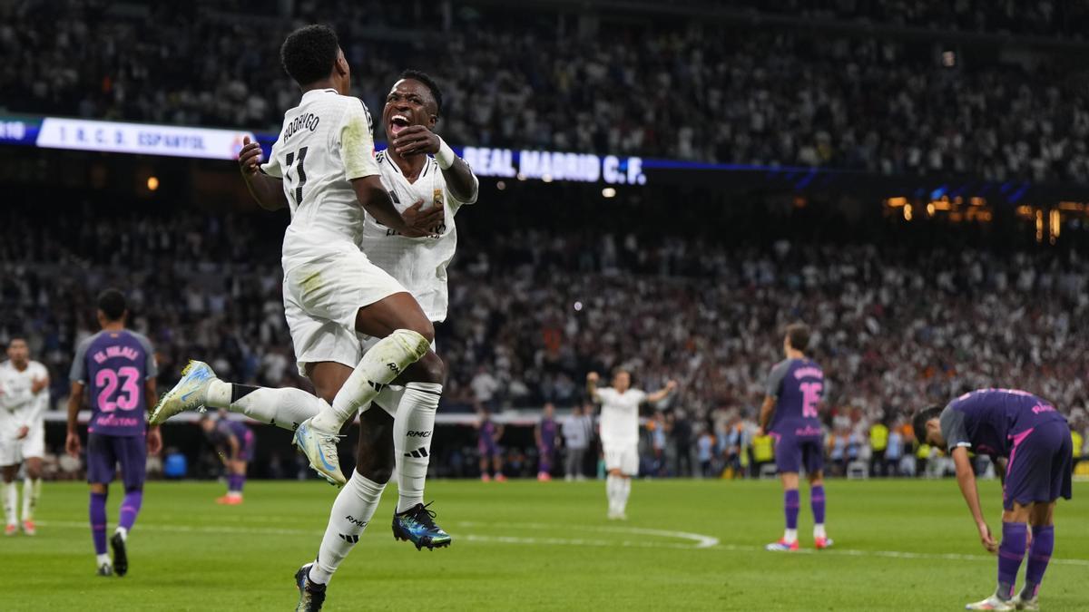Rodrygo y Vinicius, jugadores del Real Madrid, celebran un gol.