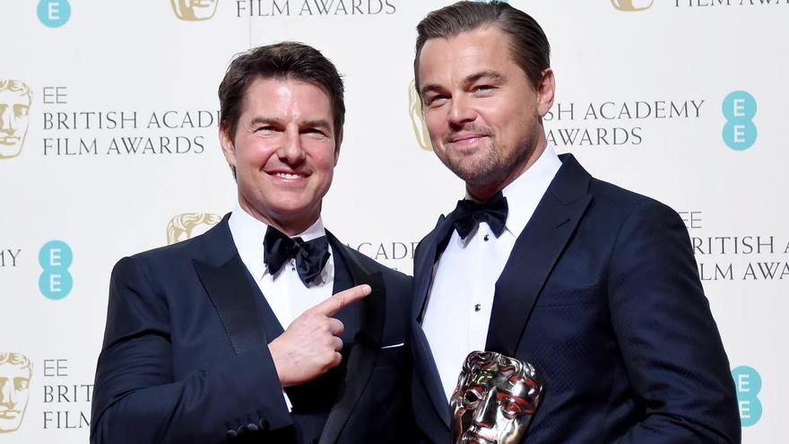 Leonardo DiCaprio posa con Tom Cruise en la sala de prensa tras ganar el premio al mejor actor por 'El renacido' durante la 69ª edición de los premios Bafta.