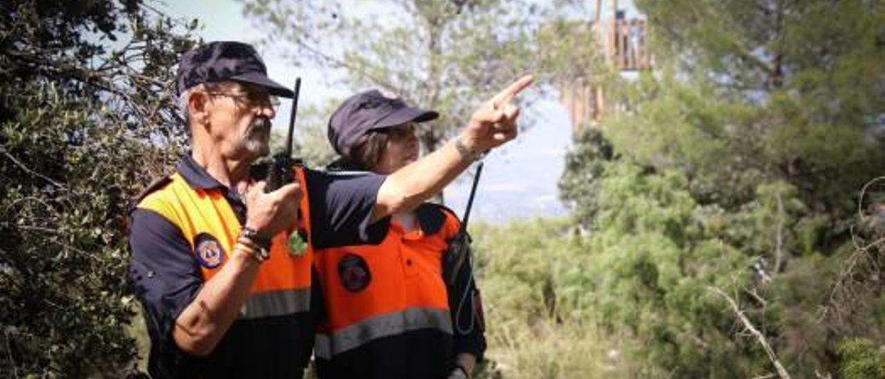 Dos miembros de Protección Civil coordinando las labores de vigilancia.