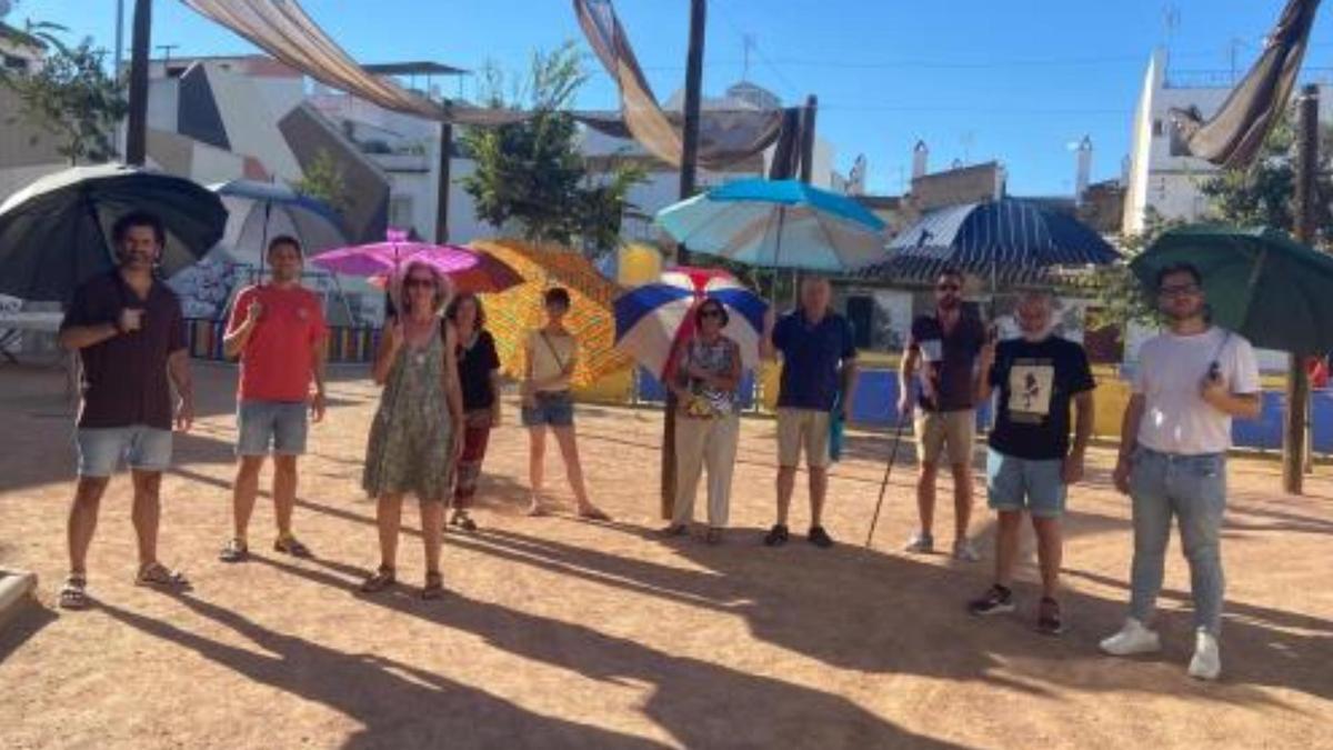 Concentración de los vecinos para protestar por la falta de sombras en el cine Andalucía.