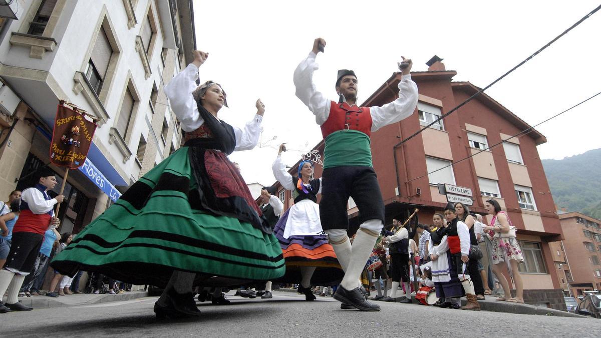 Bailarines del Grupu Folcloricu "Prau Llerón" de Mieres.
