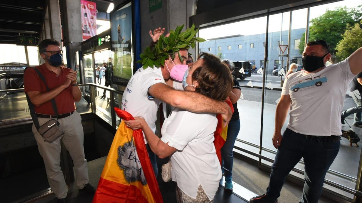 El ganador, con una corona de laurel, recibe un abrazo a su llegada a Córdoba.