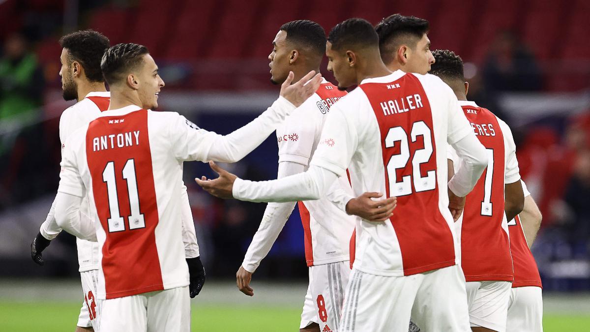 Sebastien Haller celebra el primer gol con sus compañeros