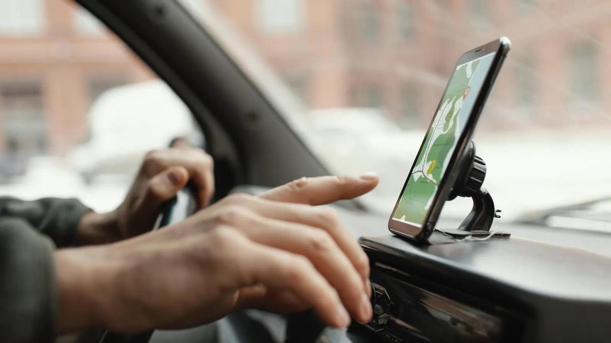 Además de los 80 euros de sanción por no tener la nueva señal de emergencia que sustituye a los tradicionales triángulos, la Guardia Civil vigila el uso del móvil al volante entre los conductores de la capital