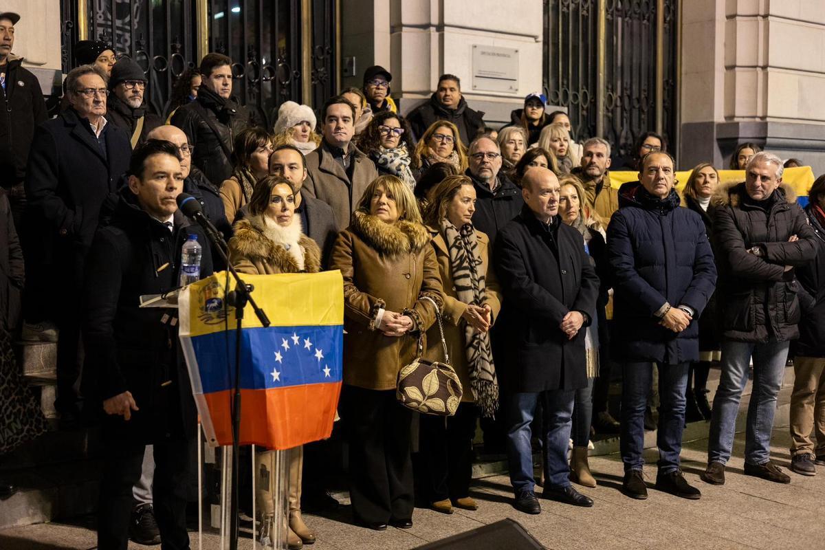 Concentración de la comunidad venezolana en defensa de la "libertad" de Venezuela en la plaza España de Zaragoza