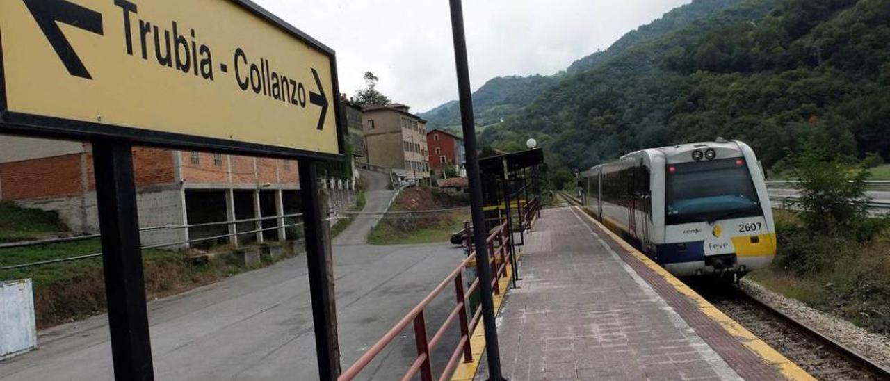 Cartel de la línea Collanzo-Trubia en la estación de San Antonio.