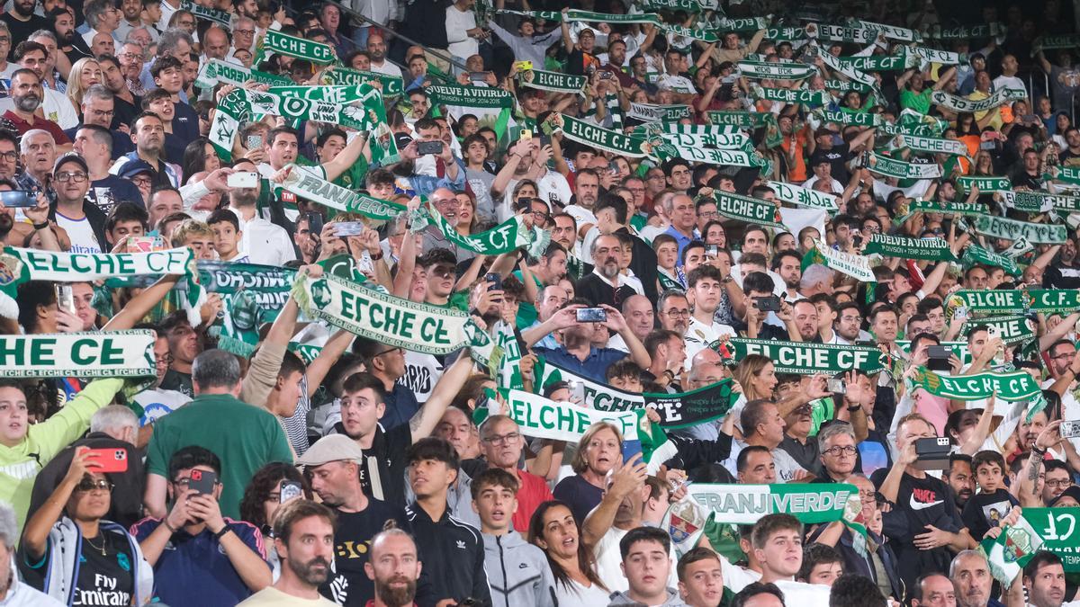 Aficionados del Elche, con sus bufandas, durante el partido frente al Real Madrid