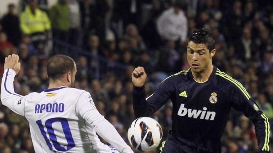 Ronaldo trata de llevarse el balón ante la oposición de Apoño.