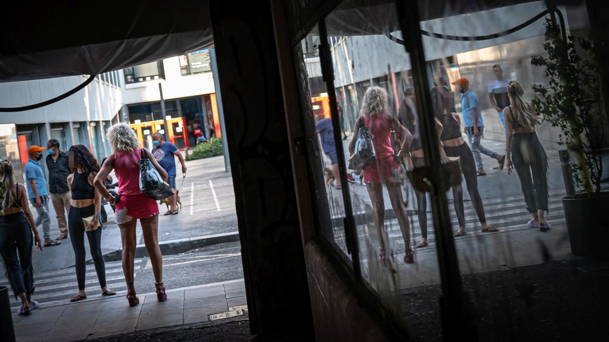 Mujeres ofreciendo servicios de prostitución en la calle Robadors.