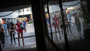 Mujeres ofreciendo servicios de prostitución en la calle Robadors.