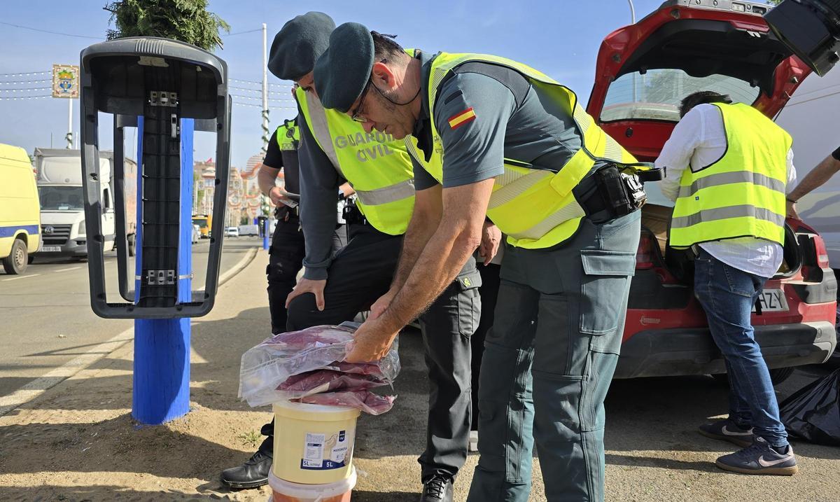 Agentes del Seprona interviniendo comida no apta para el consumo en la contraportada de la Feria de Sevilla.