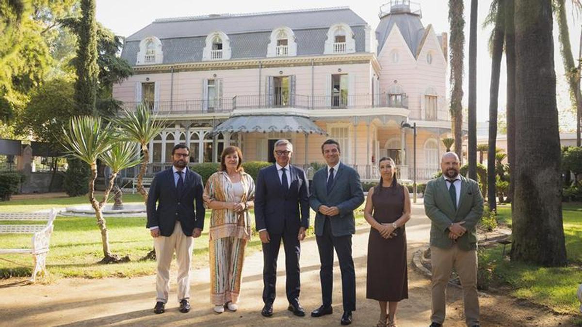 Manuel Gavira y José María Bellido, en el centro de la imagen, junto al resto de asistentes a la reunión en la Casa Rosada en Sevilla.