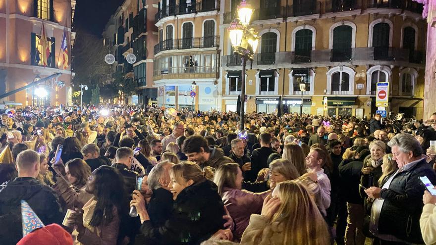 Multitudinaria celebración del Año Nuevo en la plaza de Cort de Palma, la fiesta ciudadana de la que el Ayuntamiento se borró