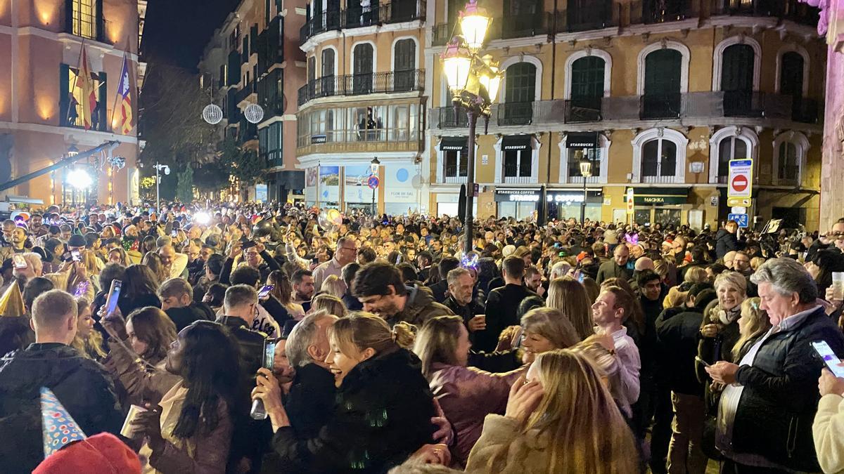 El vídeo de las doce campanadas y la multitudinaria celebración del Año Nuevo en la plaza de Cort de Palma