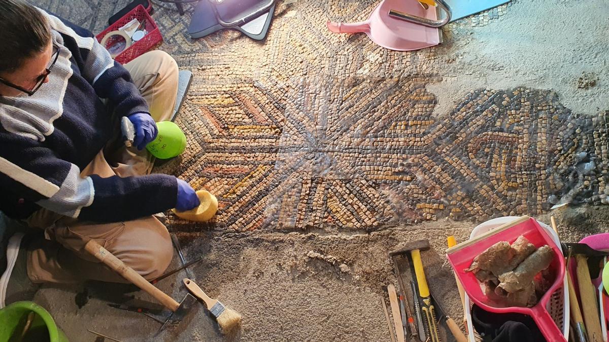 Trabajos de restauración del mosaico de la domus romana de Antoni Maura