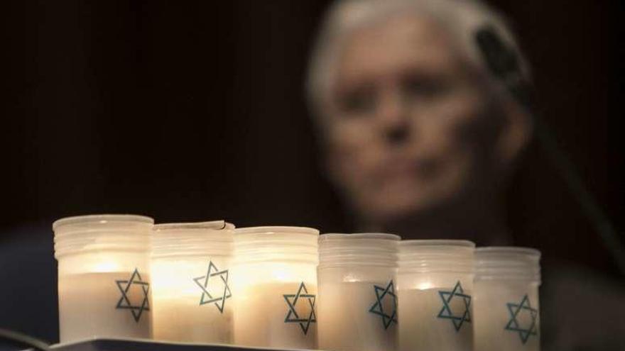 Aida Oceransky, tras las seis velas que representan a los seis millones de judíos asesinados por el nazismo.