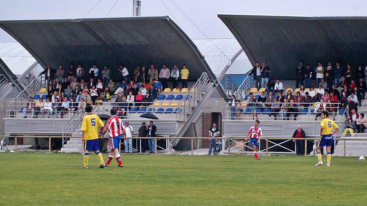 Un partido en el campo de fútbol de El Berrón. | LNE