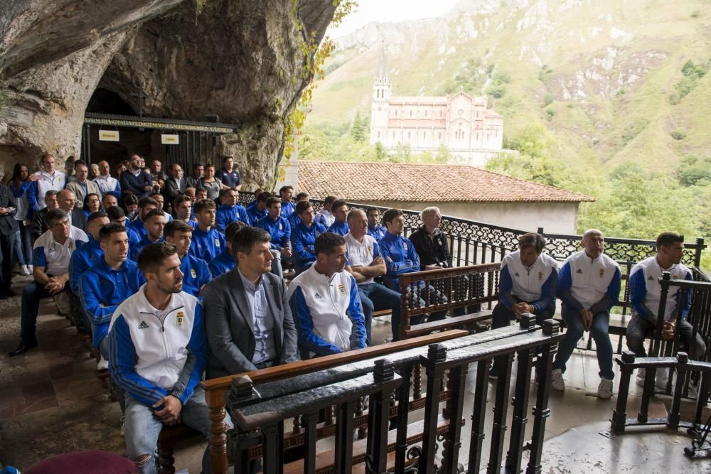 El Real Oviedo realiza la ofrenda floral a la Virgen de Covadonga