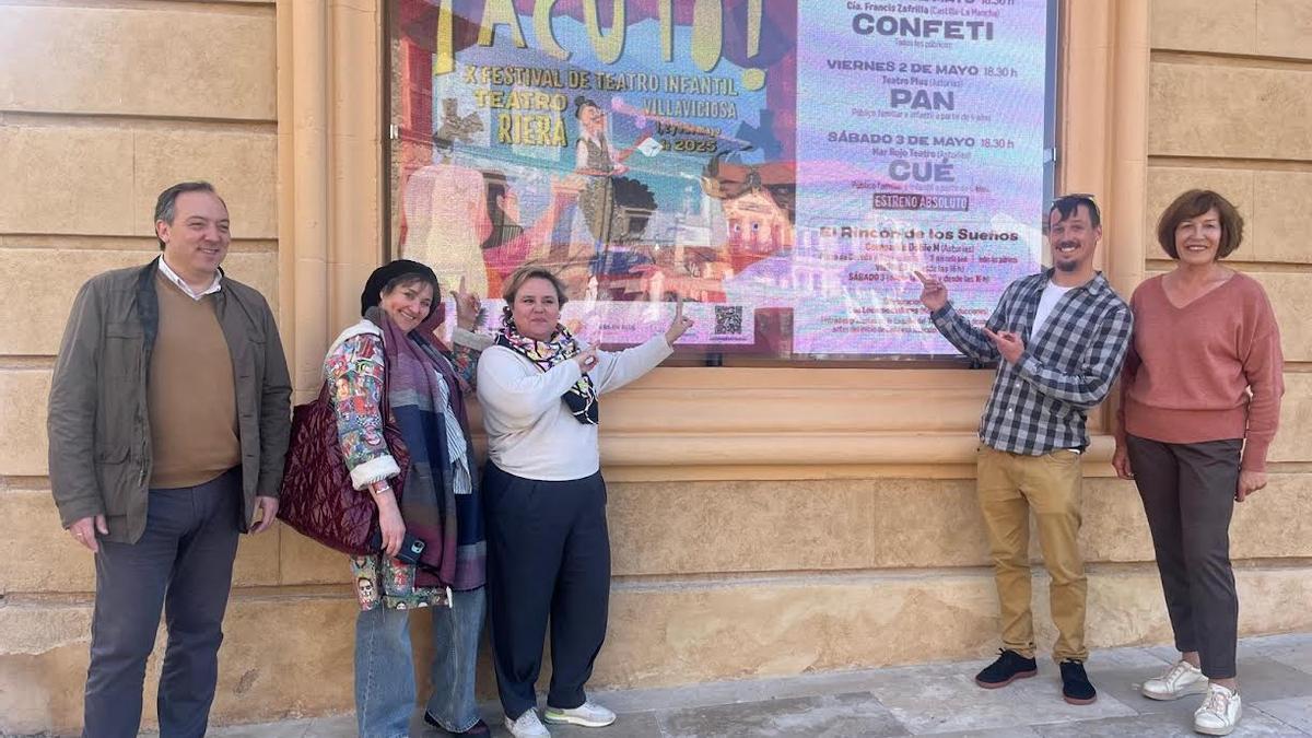 Alejandro Vega, alcalde de Villaviciosa, la concejal de cultura, Reyes Ugalde, y acompañados por Olga Zeceva, de Teatro Plus, Paz Álvarez, de Espectáculos Arlequina y Martín Pérez, de Doble M, en representación de las compañías participantes.