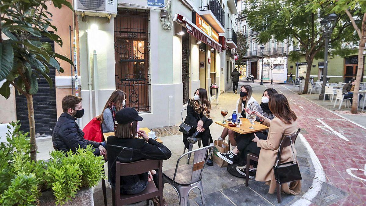 Sanidad y hosteleros se reúnen hoy para estudiar la posible reapertura de las terrazas