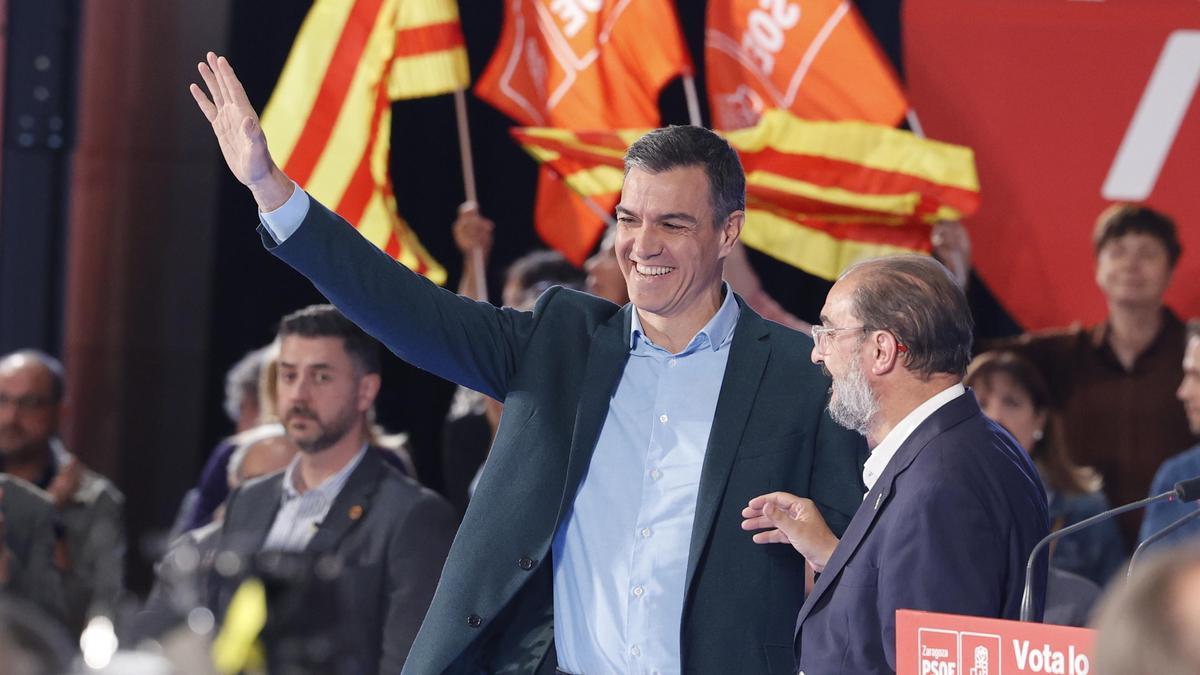 El presidente del Gobierno y secretario general del PSOE, Pedro Sánchez, y el candidato a la Presidencia de Aragón, Javier Lambán.