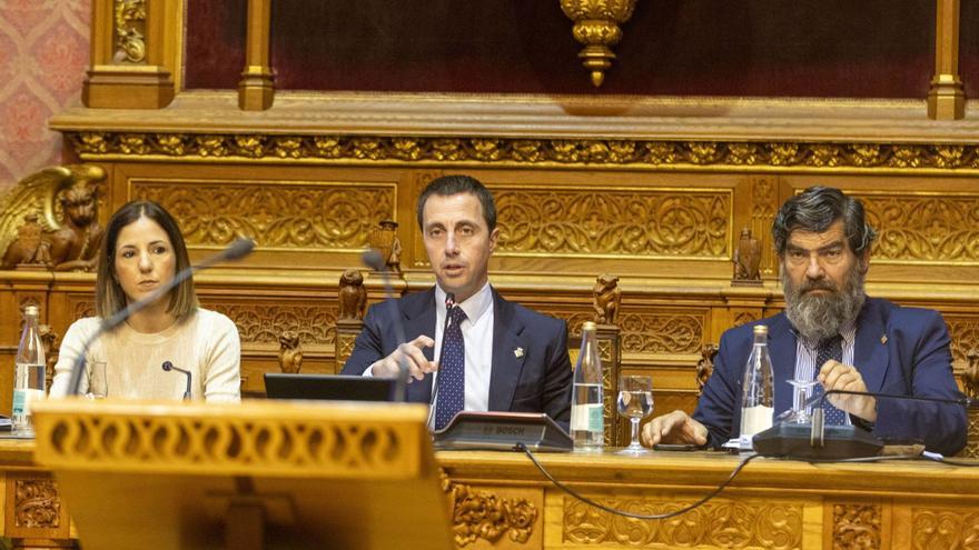 El presidente del Consell de Mallorca, Llorenç Galmés, en el centro, y a su lado el vicepresidente segundo, Pedro Bestard, ayer durante el pleno. | GUILLEM BOSCH