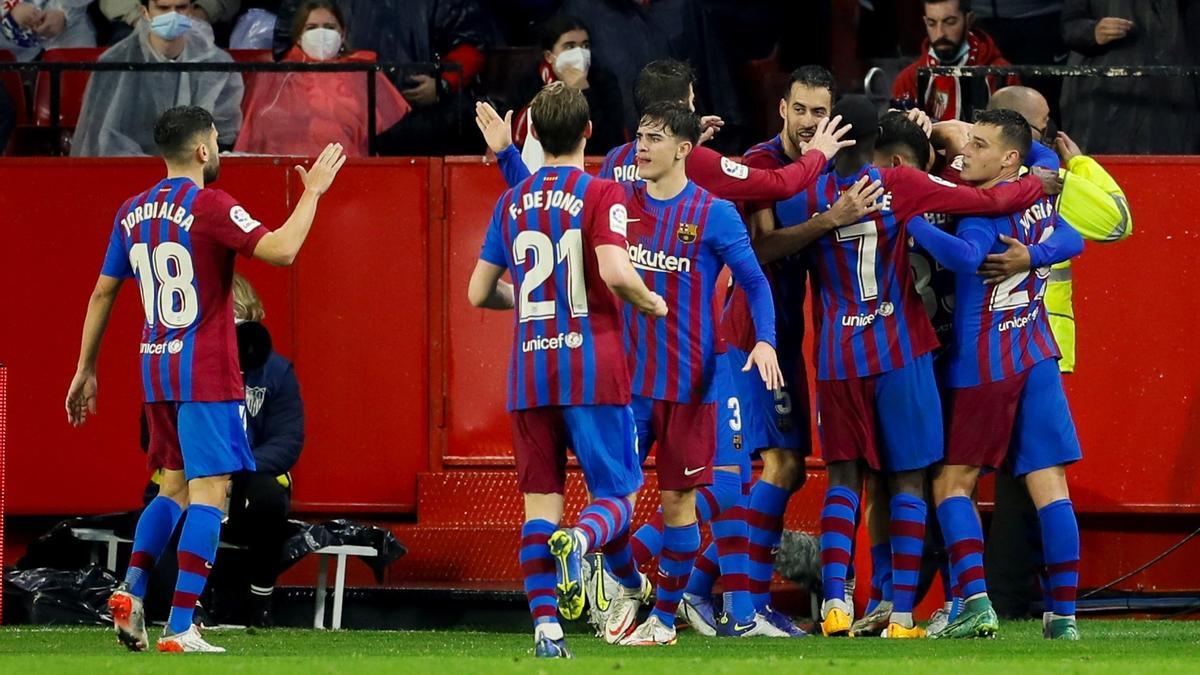 Los jugadores del FC Barcelona celebran un gol.