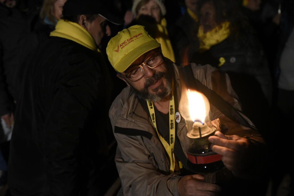 Resposta a la crida a envoltar Lledoners amb espelmes, llanternes i la llum dels mòbils