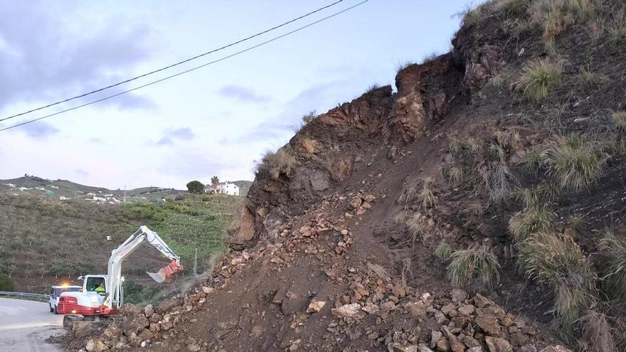 Reabierta al tráfico la MA-3112 en Almáchar, cortada por efecto de las borrascas