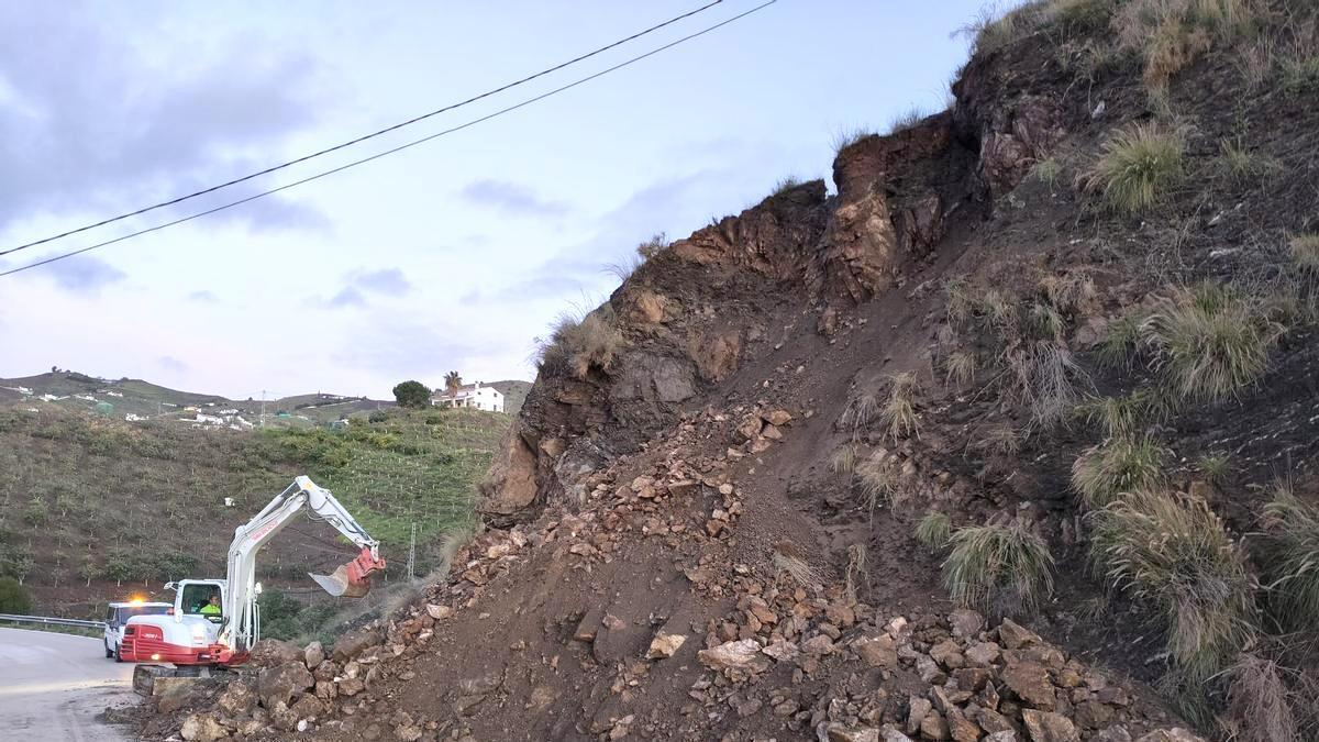 Trabajos realizados en la MA-3112 en Almáchar (Málaga) cortada por los efectos de las borrascas.