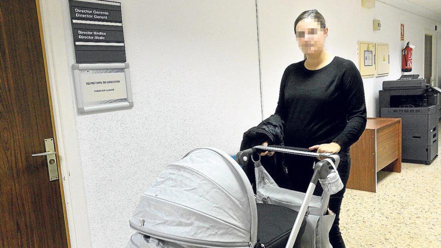 La aspirante con el carro de su bebé, nacido hace cuatro días, regresó ayer al Hospital de Elche a realizar el examen de la oposición.