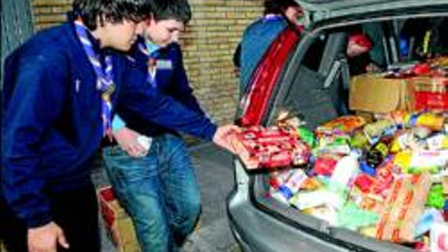 Los scouts siguen hoy con su recogida solidaria de alimentos