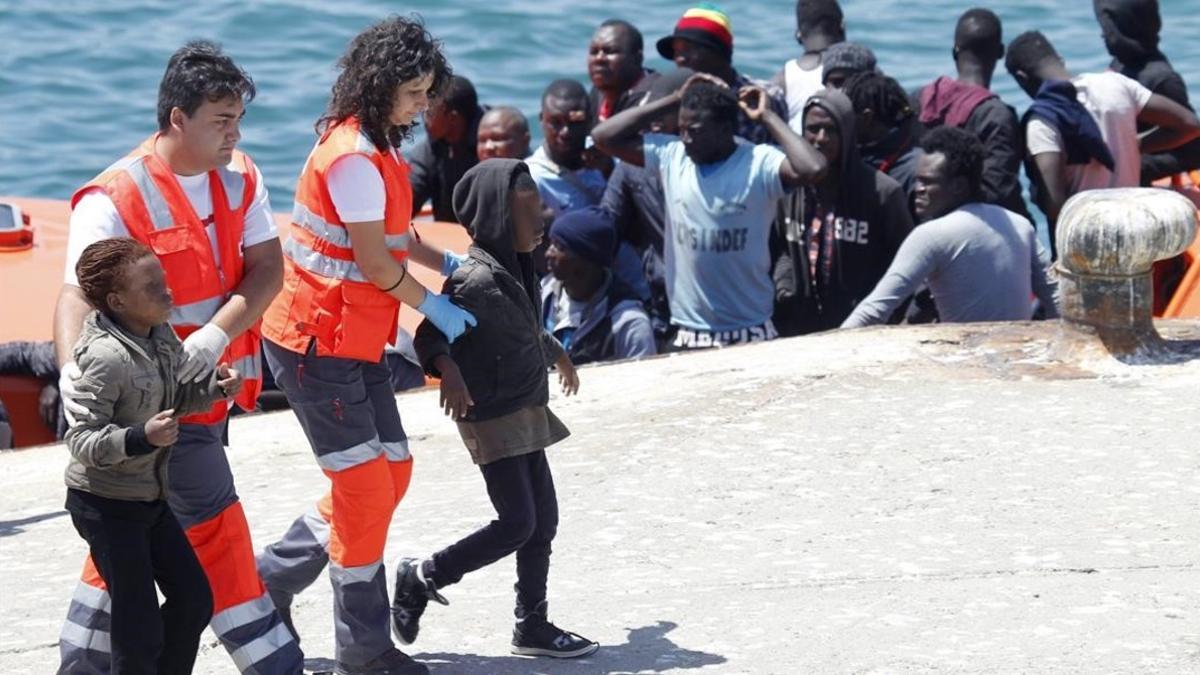 Dos menores son rescatados tras llegar a la costa gaditana en una patera, el año pasado en Tarifa.